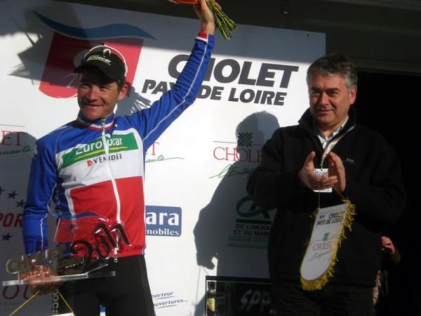 Race winner Thomas Voeckler (Europcar) congratulated by the mayor of Cholet, Gilles Bourdouleix.