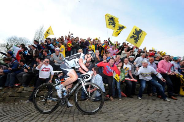 Nick Nuyens (Saxo Bank Sungard) crests the Kapelmuur