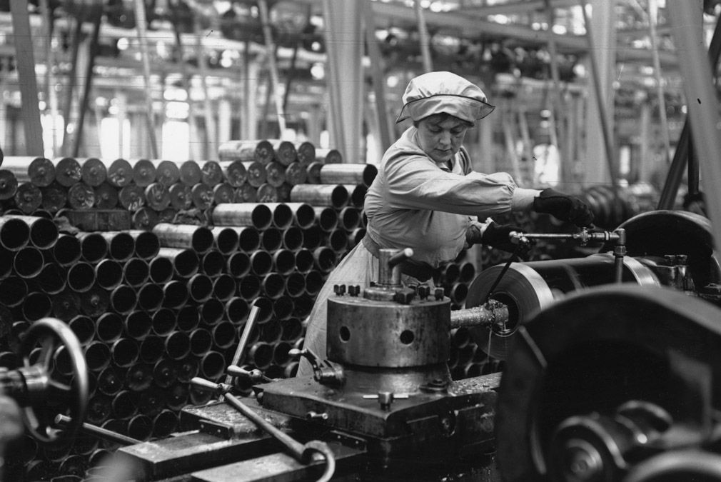 circa 1915:A woman munitions worker operating a machine in an armaments factory during the First World War.(Photo by Hulton Archive/Getty Images)