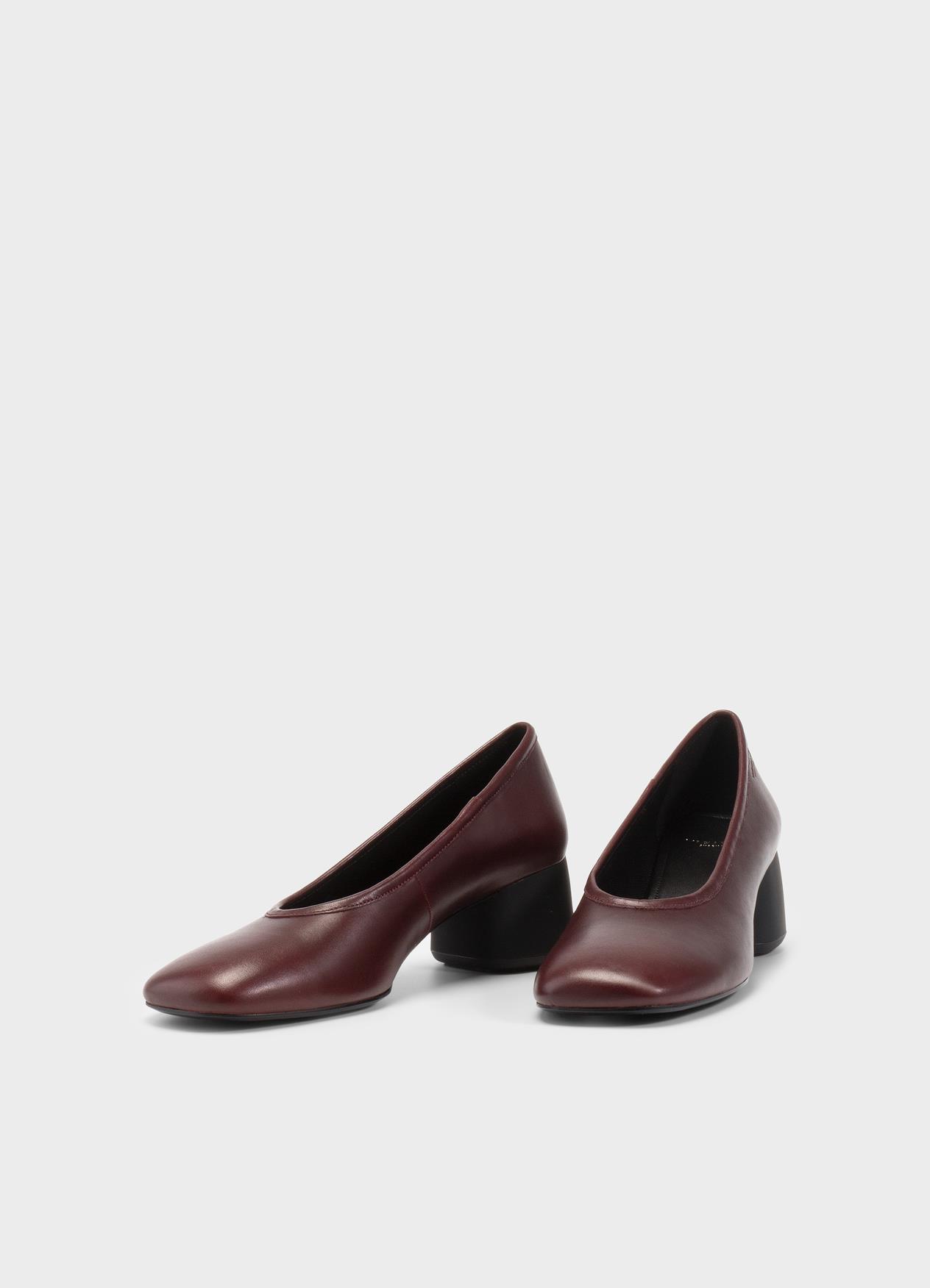 Vagabond Shoemakers, Livia