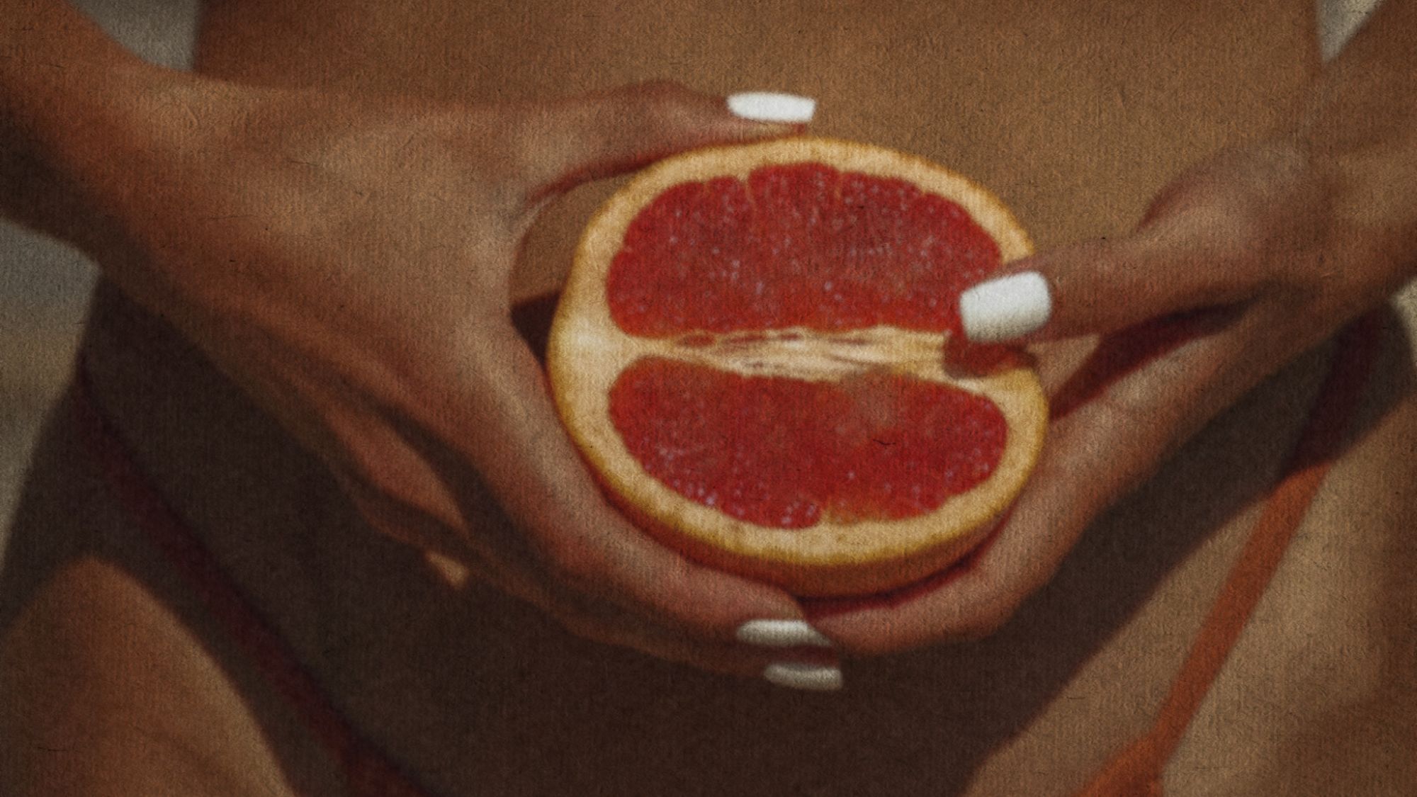 Period in a heatwave: A woman holding a grapefruit to her stomach