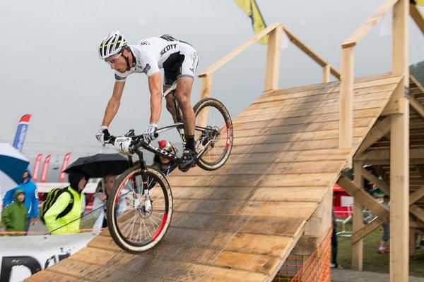 Nino Schurter (Scott-Swisspower) rolls down a bridge
