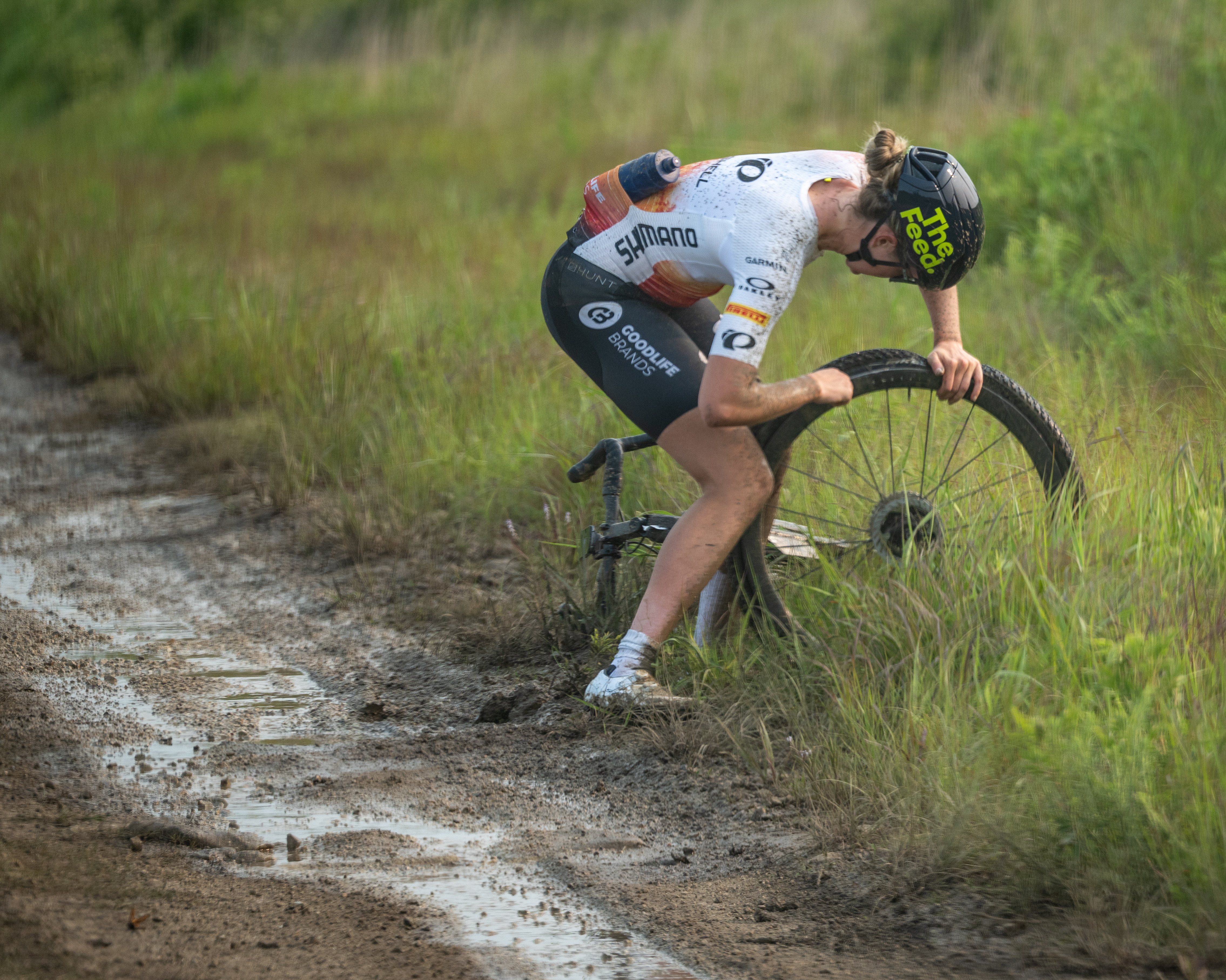 One of the elite women stops to repair a puncture