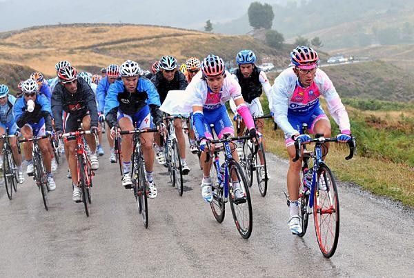 A Lampre rider leads the way on the Vuelta's wet stage to Suances.