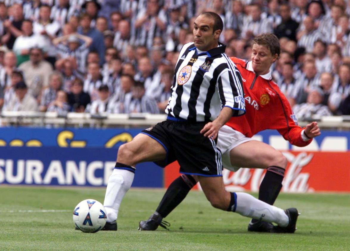 Ole Gunnar Solskjaer inicia a vitória final do Manchester United contra o Newcastle em 1999