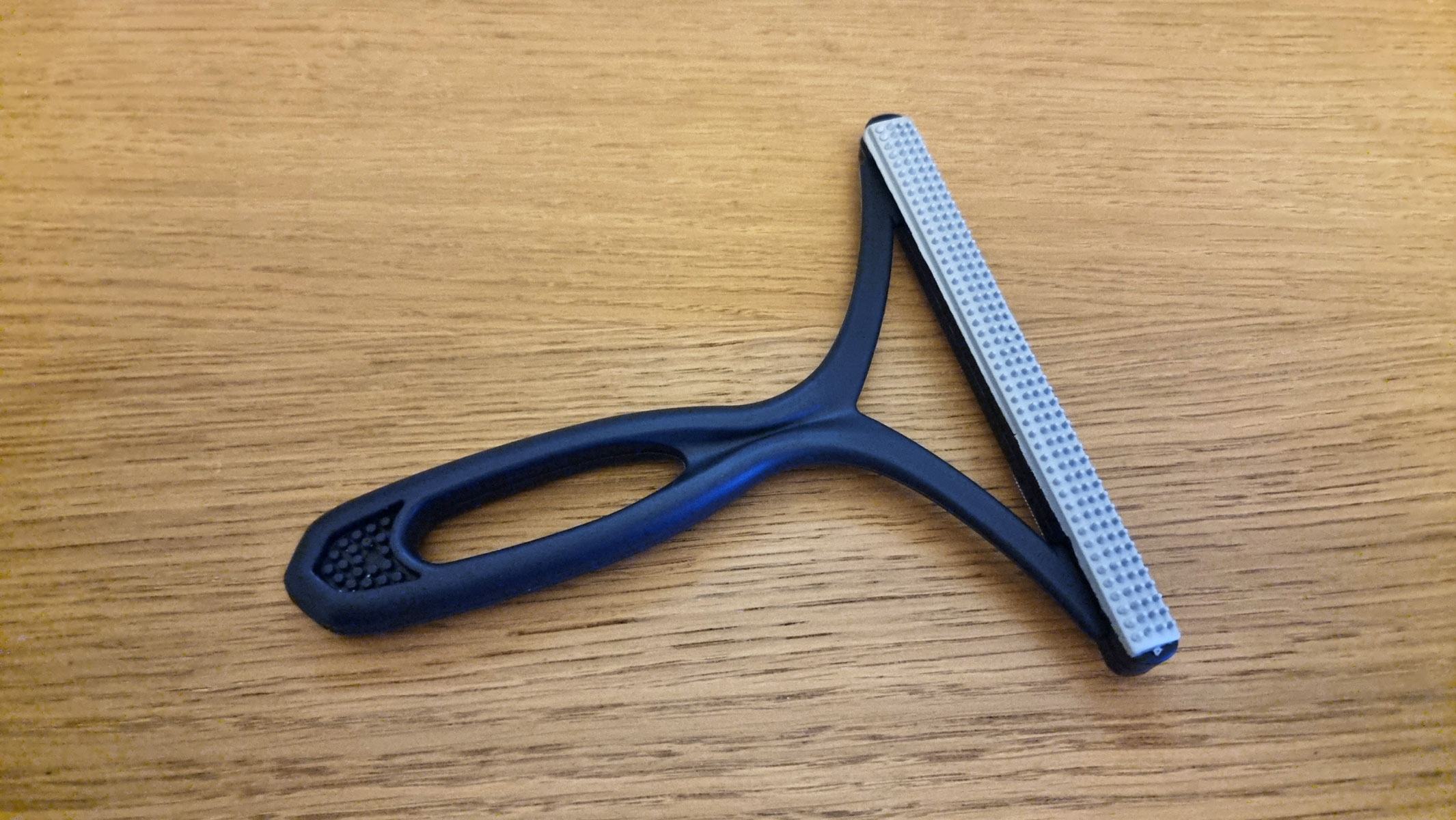 A picture of the cleaning brush supplied with the Oneisall Pet Air Purifier