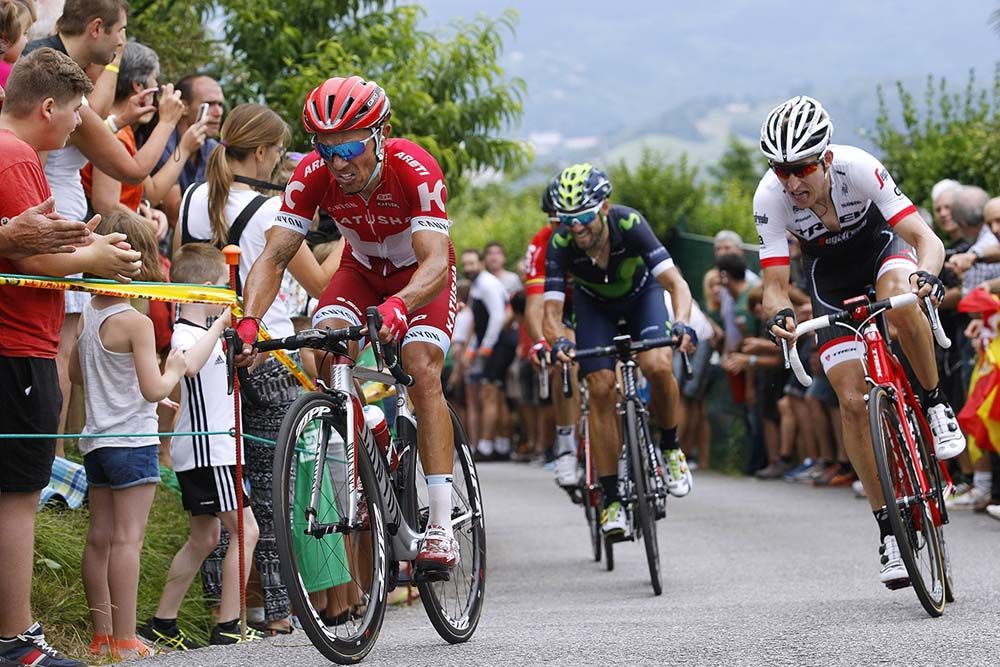 Bauke Mollema (Trek-Segfredo) passes Joaquim Rodriguez (Katusha)