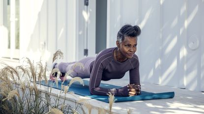 woman planking outside doing ab workouts for runners 