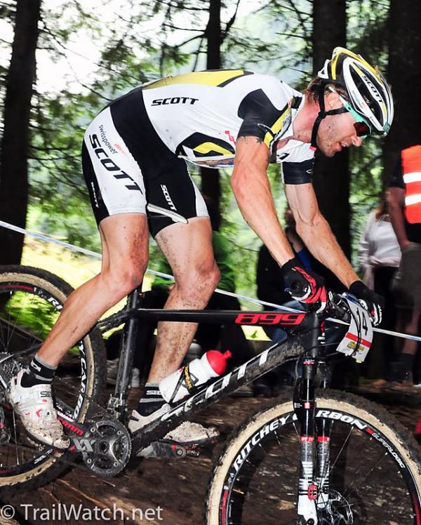 Florian Vogel (Scott-Swisspower) chasing the Absalon breakaway.