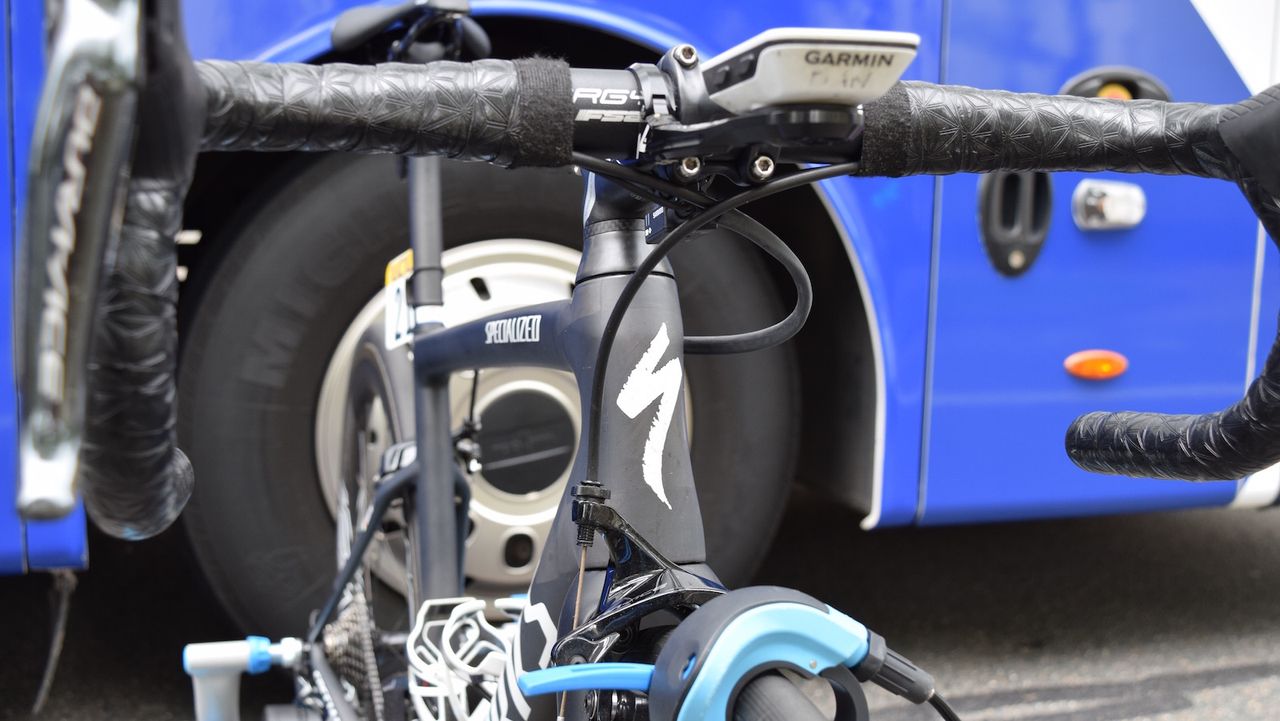 The head tube features an hour glass profile