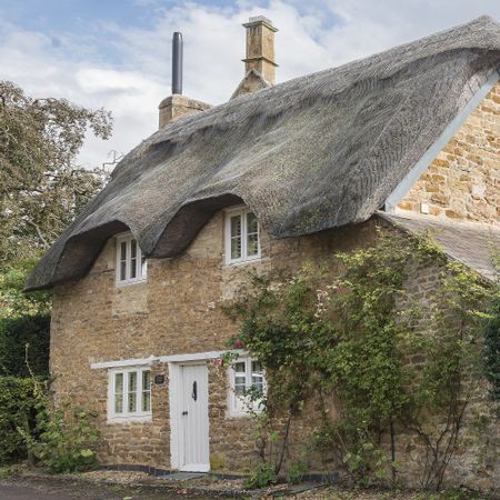 small thatched cotswold cottage