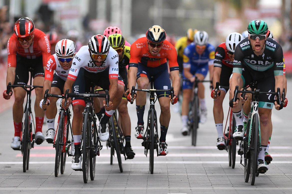 Sam Bennett (Bora-Hansgrohe) beats Fernandro Gaviria on the final day of the UAE Tour.