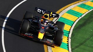 Der Niederländer Max Verstappen fährt mit seinem Red Bull Racing-Auto auf der Strecke während des Großen Preises von Australien in Melbourne.