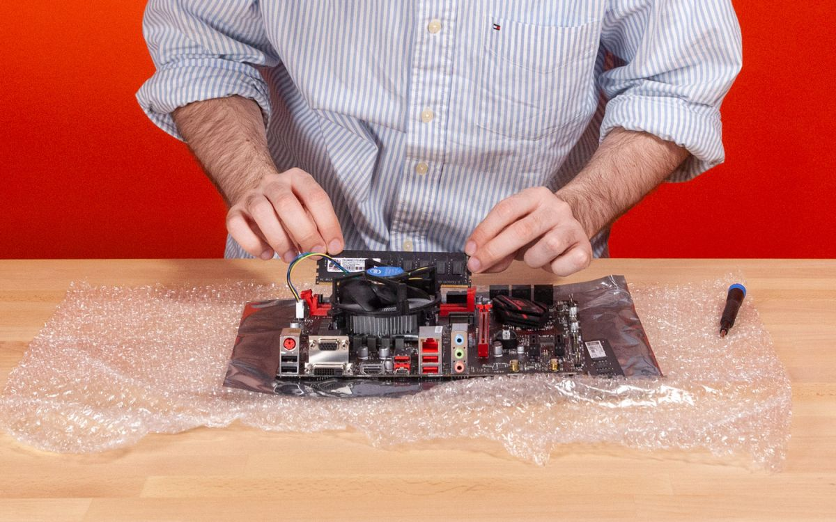 Installing DDR4 on a motherboard