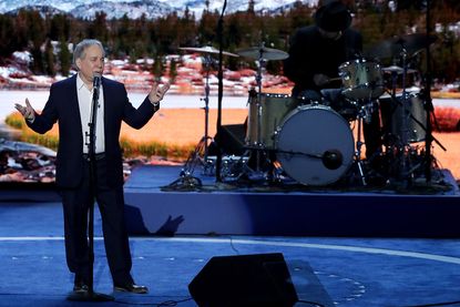 Paul Simon sang "Bridge Over Troubled Water" at Democratic convention