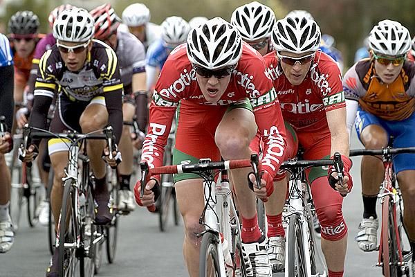 Ben Grenda (Praties), son of 1984 Olympic Gold Medallist Michael, strives to get the peloton to the lead group in the final lap.