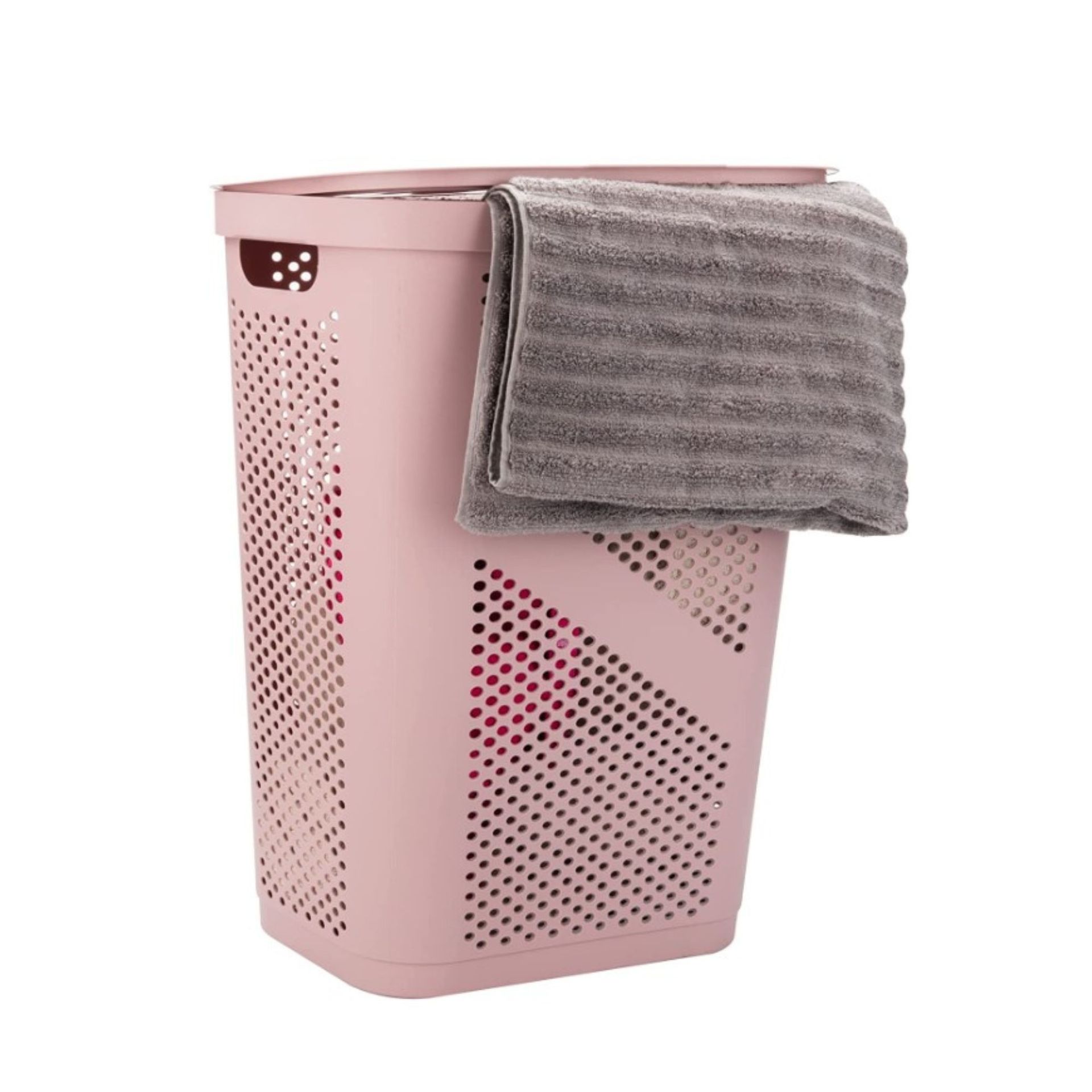 Keranjang cucian merah muda dengan handuk