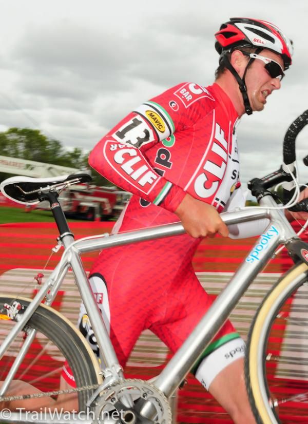 Troy Wells (Clif Bar) running the barriers