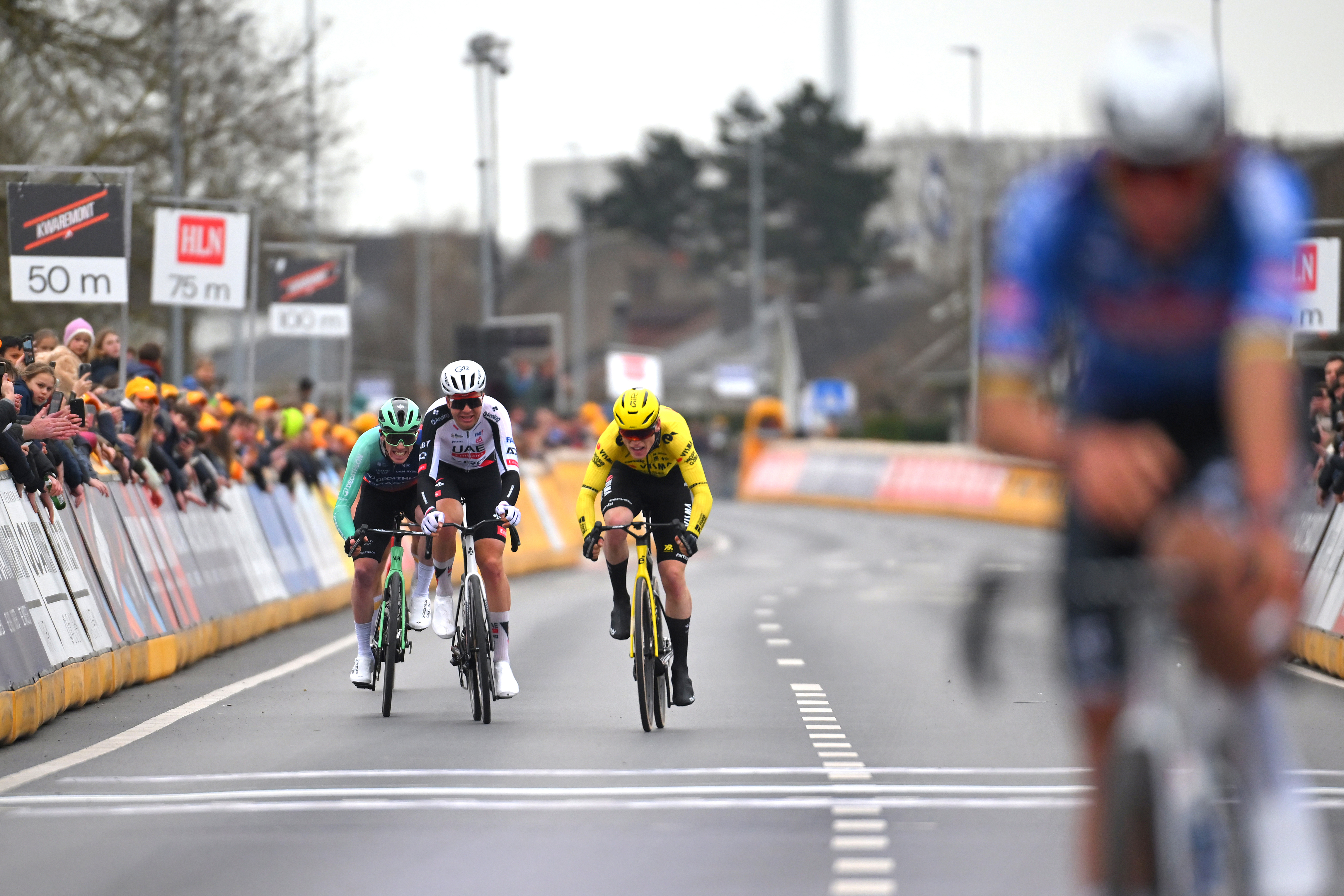 Los corredores corren detrás del incierto ganador Van der Poel