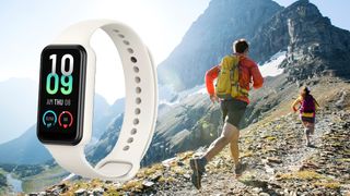 两个人在山路上跑步，头顶上叠加着Amazfit Band 7手表