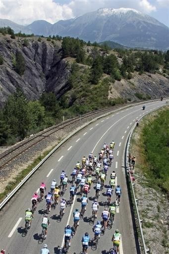 The peloton in the Alps