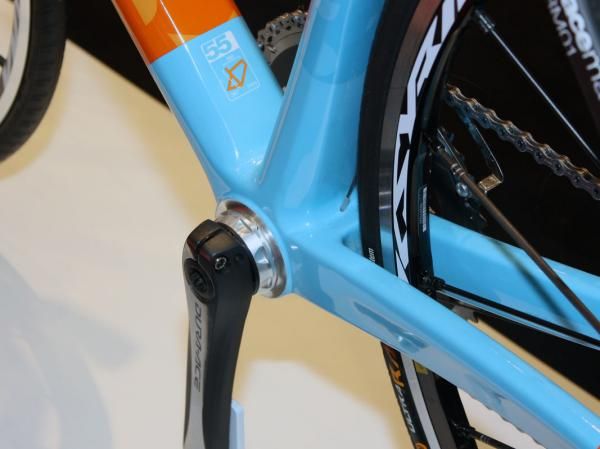 BMC outfits the new Racemachine RM01 with a BB30-compatible bottom bracket shell, which can also be used with Shimano-type systems by pressing in adapters.