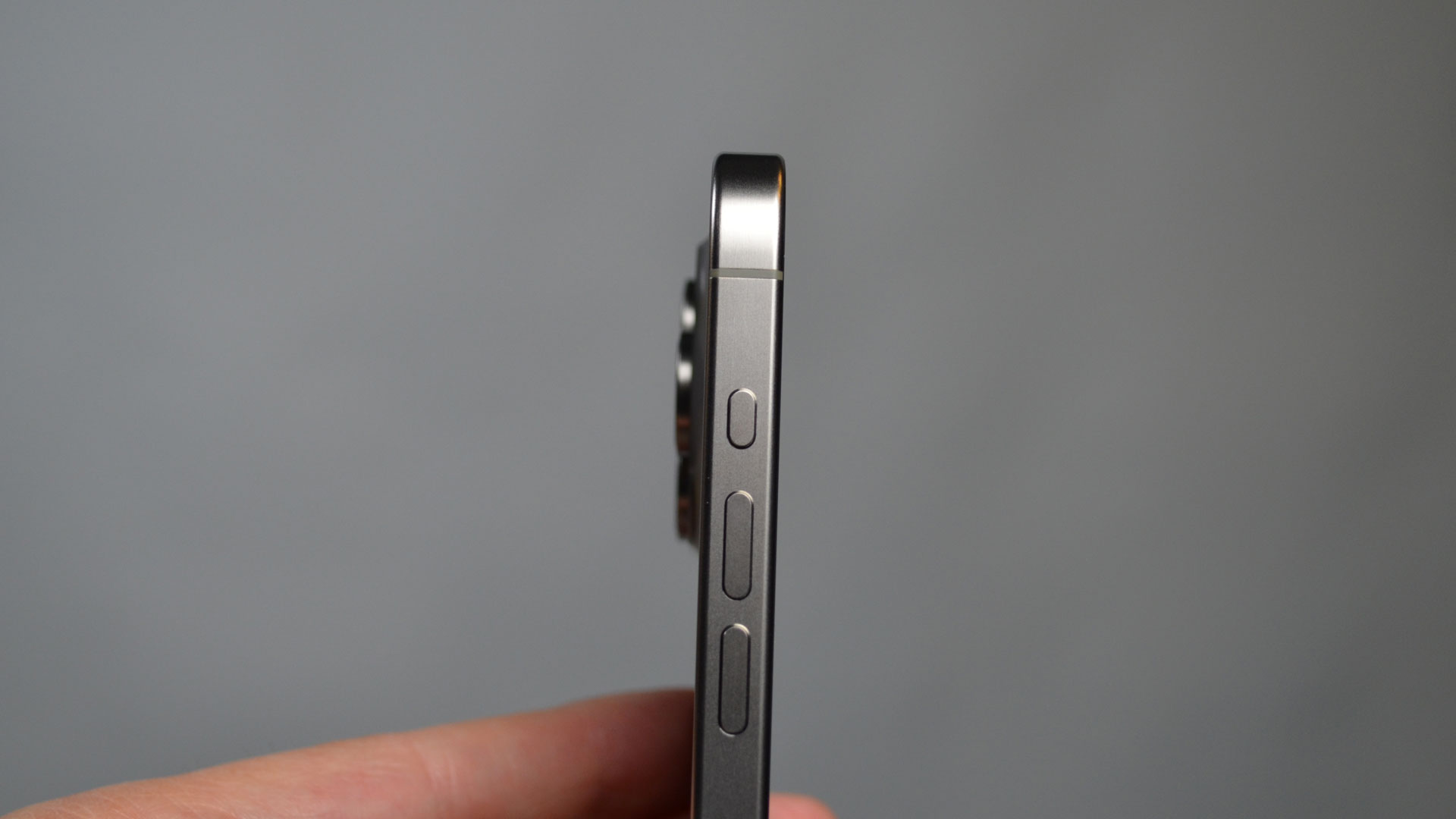 Apple iPhone 15 Pro Max fra siden med den nye action-knap.