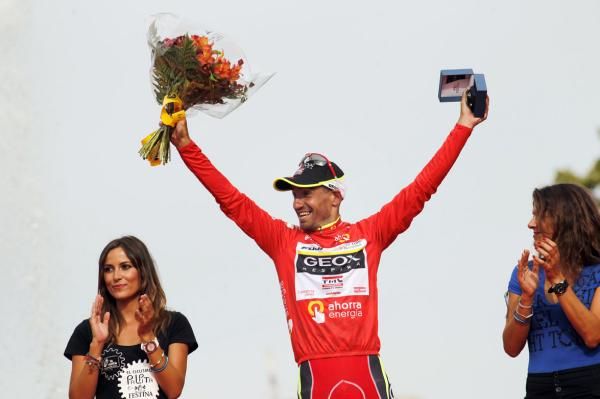Juan Jose Cobo (Geox-TMC) salutes the crowd.