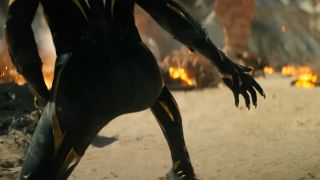 Ein Screenshot des neuen Black Panther mit dem Rücken zur Kamera in Black Panther: Wakanda für immer