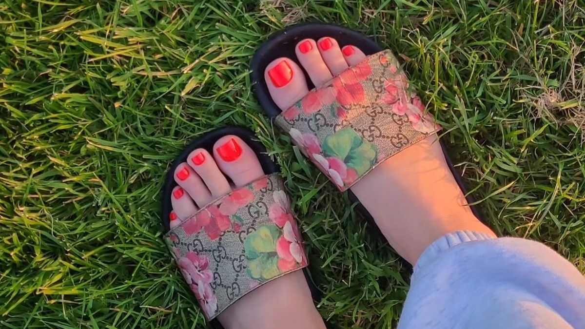 Hold the Red—It Girls Are Pairing Black Sandals With This Chicer, Punchier Pedicure Color