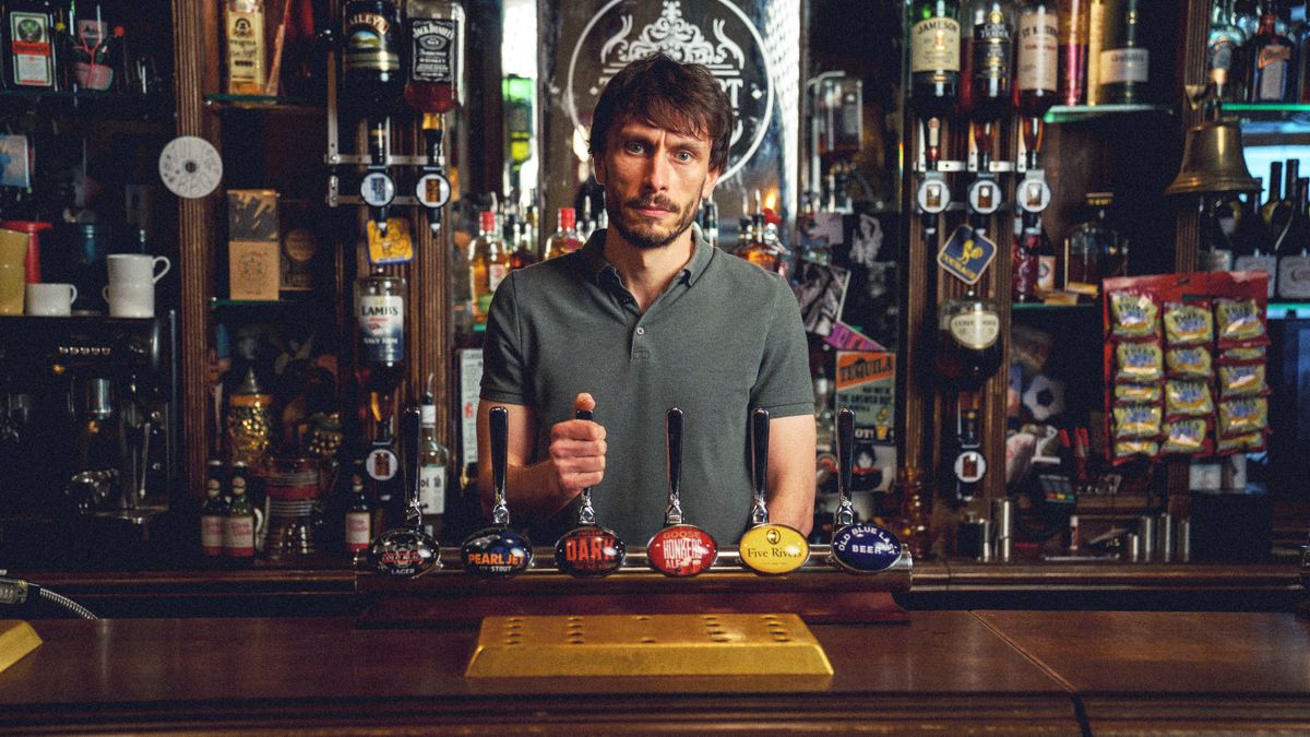 Donny (Richard Gadd) behind the counter in a pub in Netflix&#039;s &quot;Baby Reindeer&quot;