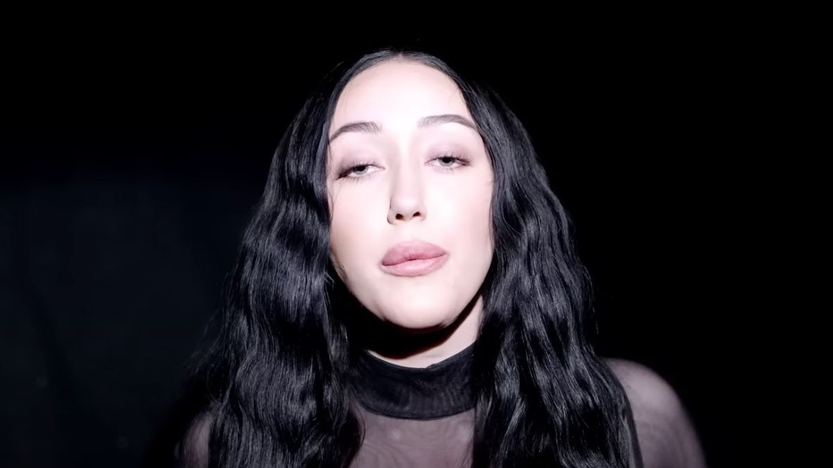 Noah Cyrus in &quot;All Three&quot; music video