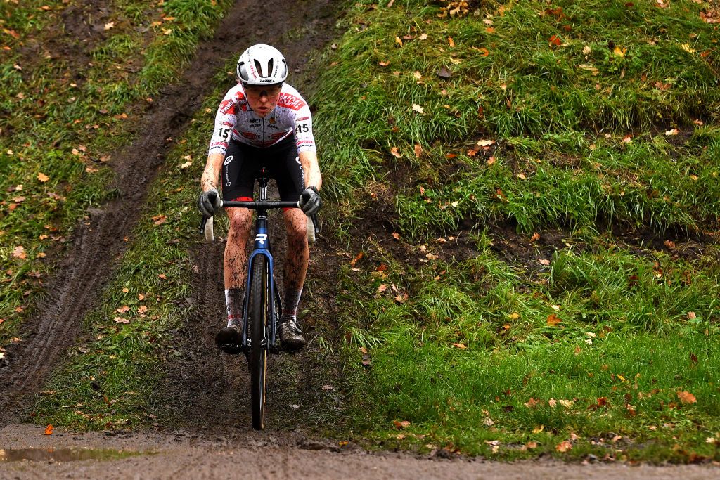 HULST NETHERLANDS NOVEMBER 27 Fem Van Empel of The Netherlands and Team Pauwels Sauzen Bingoal competes in the chase group during the 7th UCI Cyclocross World Cup Hulst 2022 Womens Elite CXWorldCup on November 27 2022 in Hulst Netherlands Photo by Luc ClaessenGetty Images