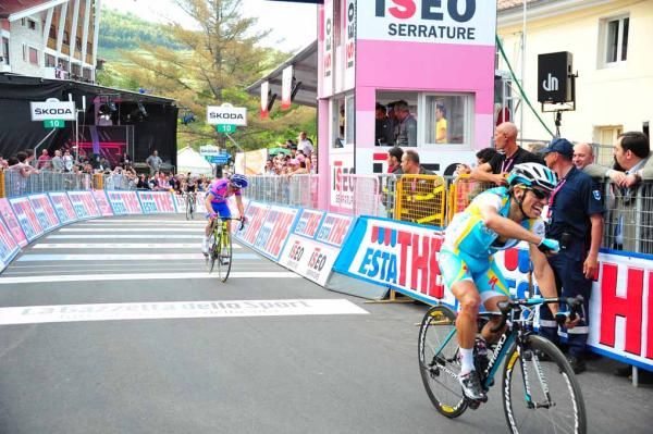 Paolo Tiralongo (Astana) celebrates victory at Rocca di Cambio ahead of Michele Scarponi.