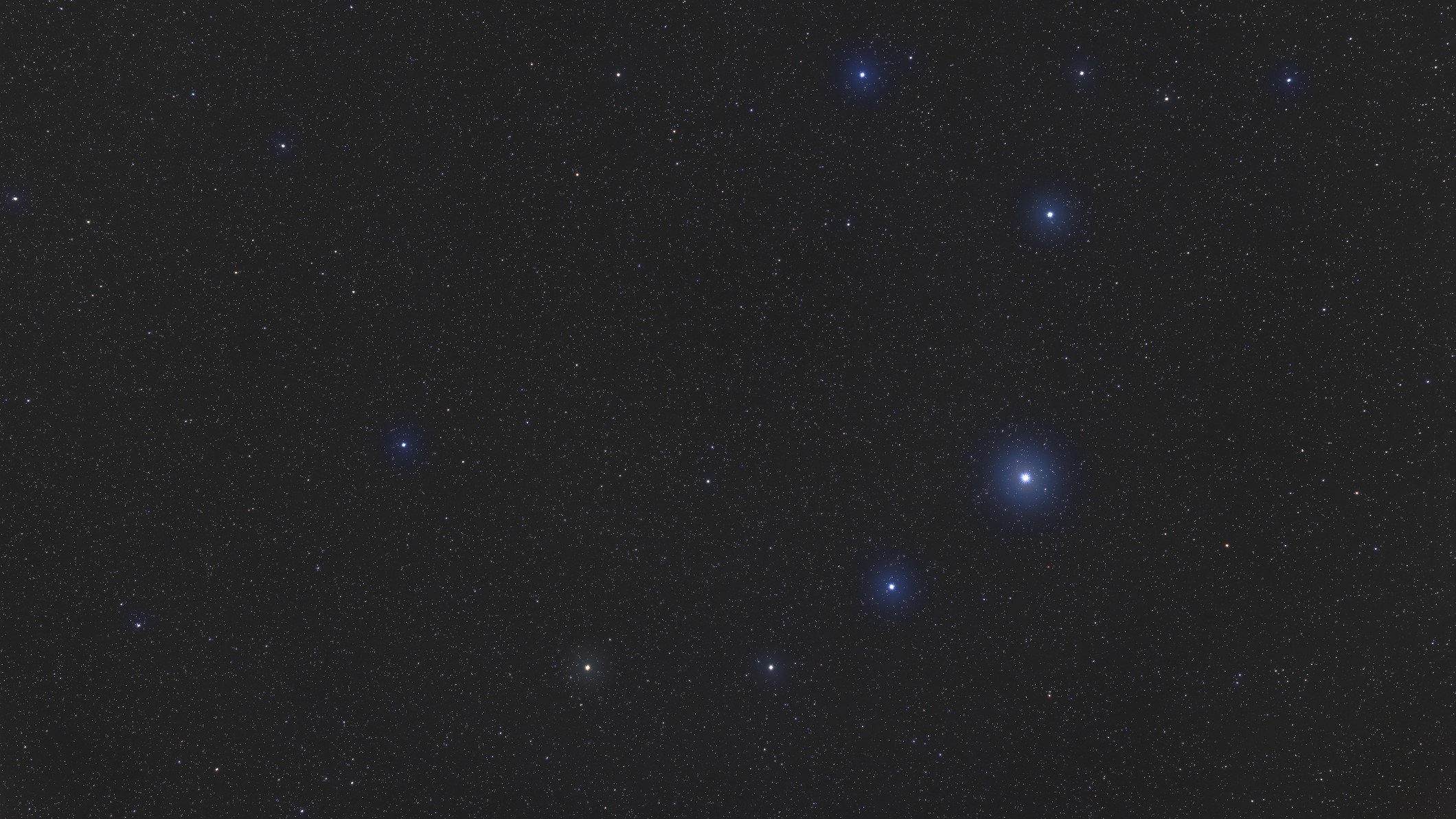 Серия маленьких сине-белых звезд образует на небе дугообразную корону.