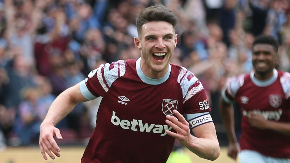 West Ham United&#039;s Manuel Lanzini celebrates scoring his side&#039;s third goal with Declan Rice during the Premier League match