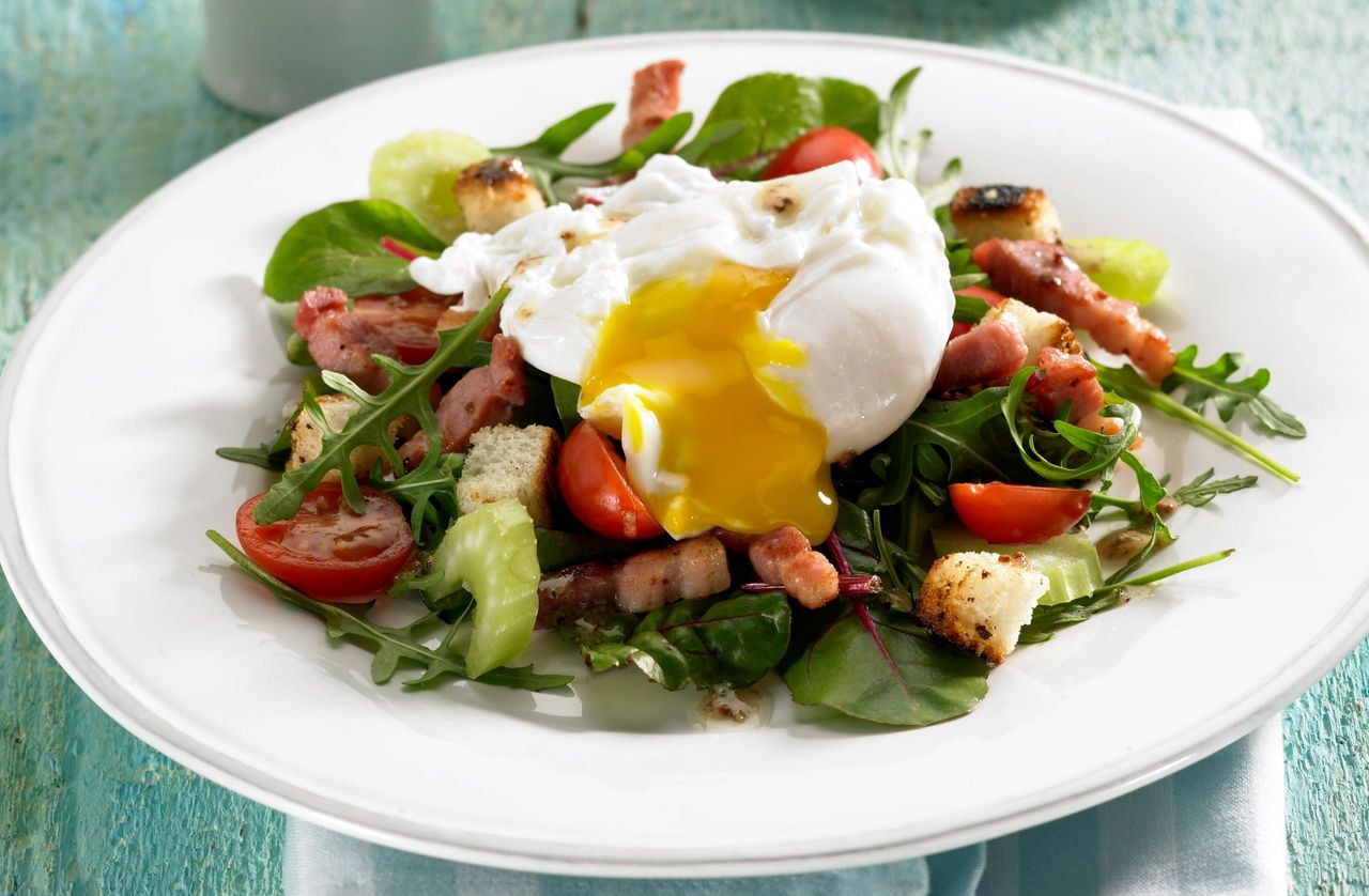 Poached egg and bacon salad