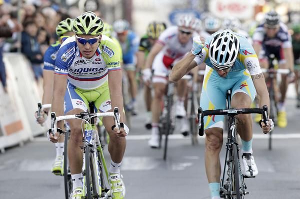 Jacopo Guarnieri (Astana) pounds his bars in frustration at his defeat by Peter Sagan