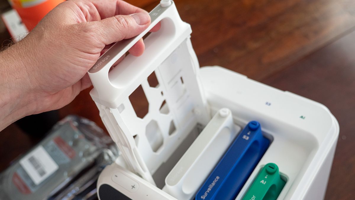Setting up the UGREEN HomeAgent HA100 and plugging all the harddrives in