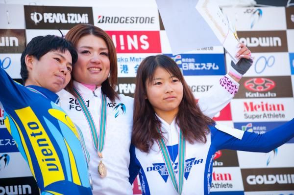 Women's podium (L to R), Miyauchi Sakiko (Viento), Toyooka Ayako (Panasonic Ladies), Fukumoto Chika (Sylbesto Doushisha Univ)