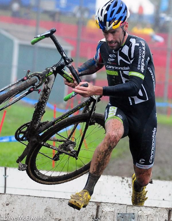 Tim Johnson (Cannondale p/b Cyclocrossworld) chasing Powers late in the race