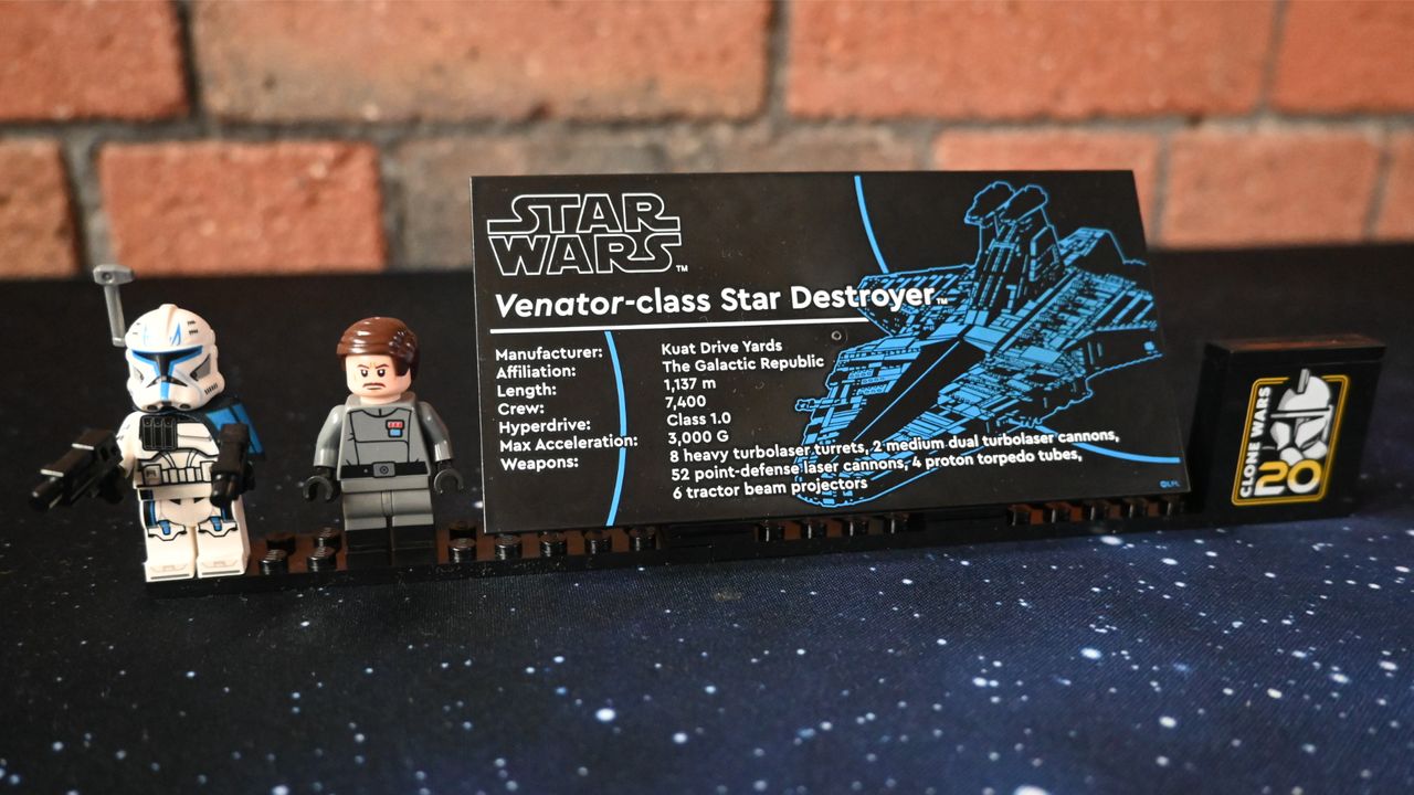 Lego UCS Venator kit minifigures on the display plaque