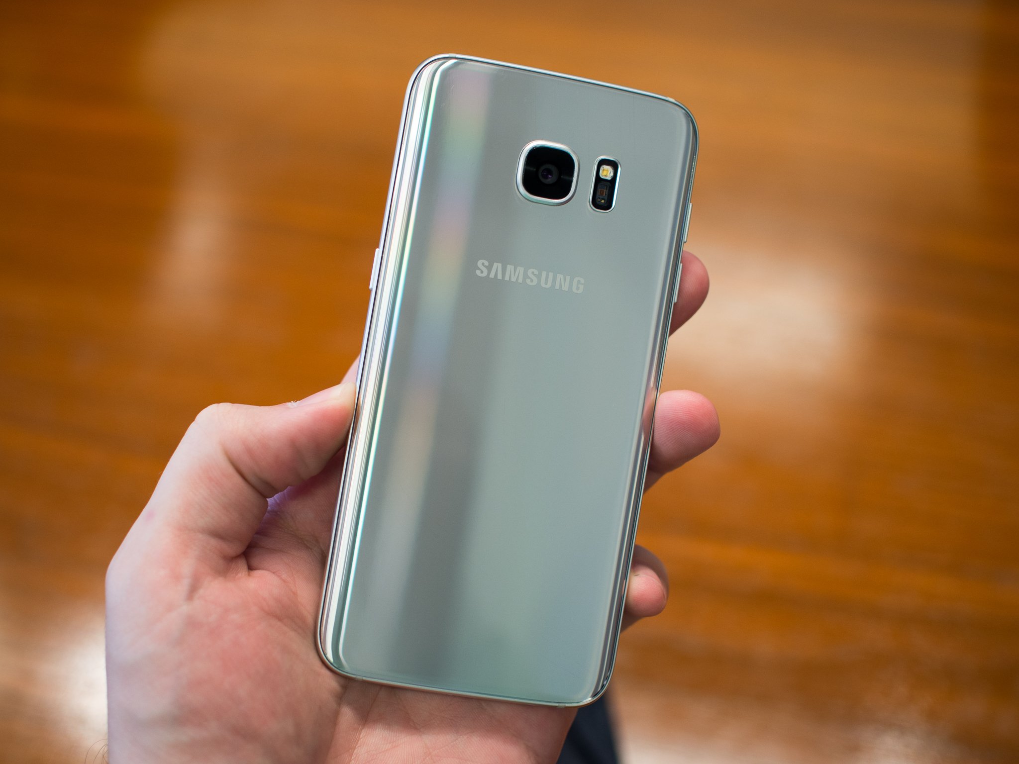 Samsung s7 fe 64gb galaxy. S7 Edge Silver. Samsung Galaxy s7 серебристый. Галакси с7 серебро. Samsung Galaxy s7 фото.