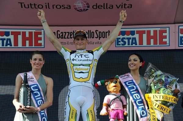 Andre Greipel (HTC - Columbia) salutes the crowd from the podium.
