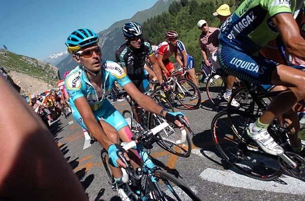 Andreas Kl&ouml;den (Astana) suffers from his injury, but was able to hold the pace.