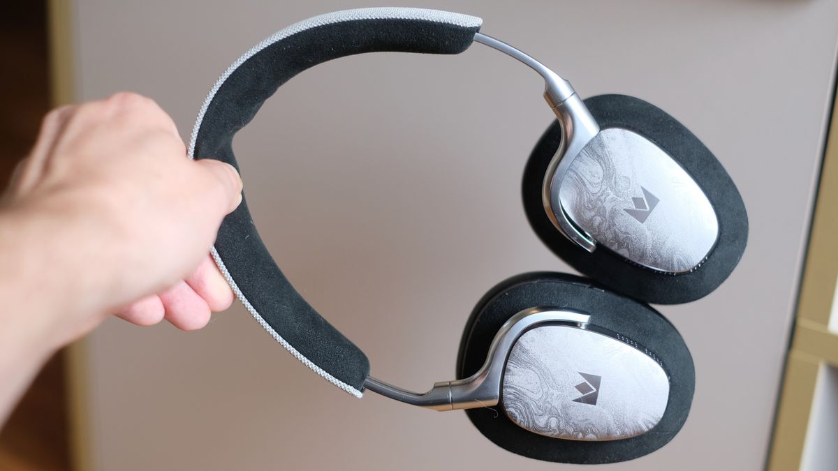 Photograph of Noble FoKus Artemis over-ear wireless headphone