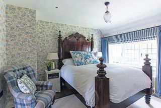Cottage bedroom ideas - checks stripes and chintz cottage bedroom style