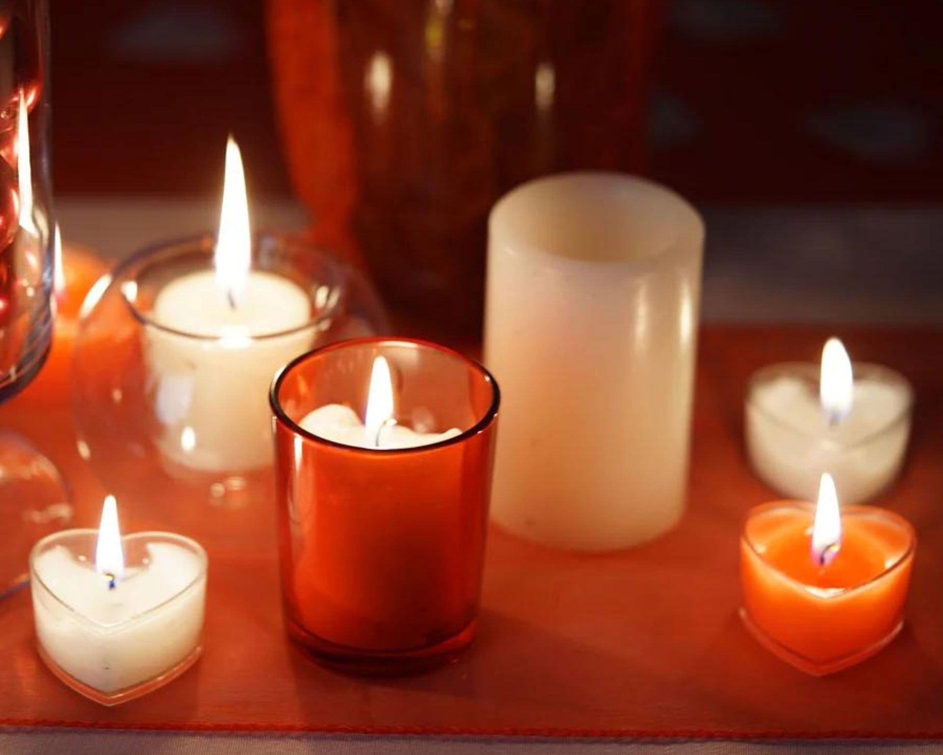 Dekorasi rumah Galentine meletakkan lilin di seluruh meja