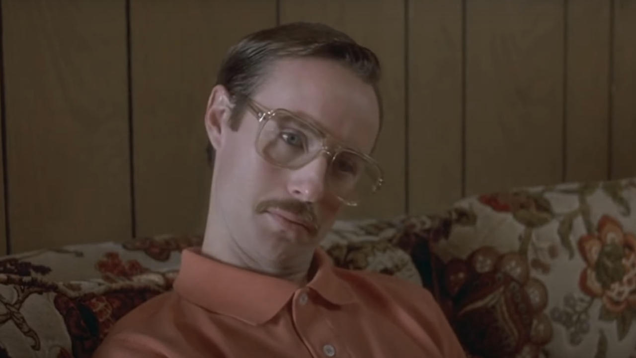 Aaron Ruell como Kip luciendo una sonrisa petulante en Napoleon Dynamite