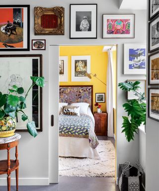 Gallery wall ideas with mismatched frames and art